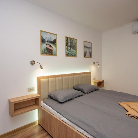 Csaladi Kikoeto Apartman Gyula Buitenkant foto