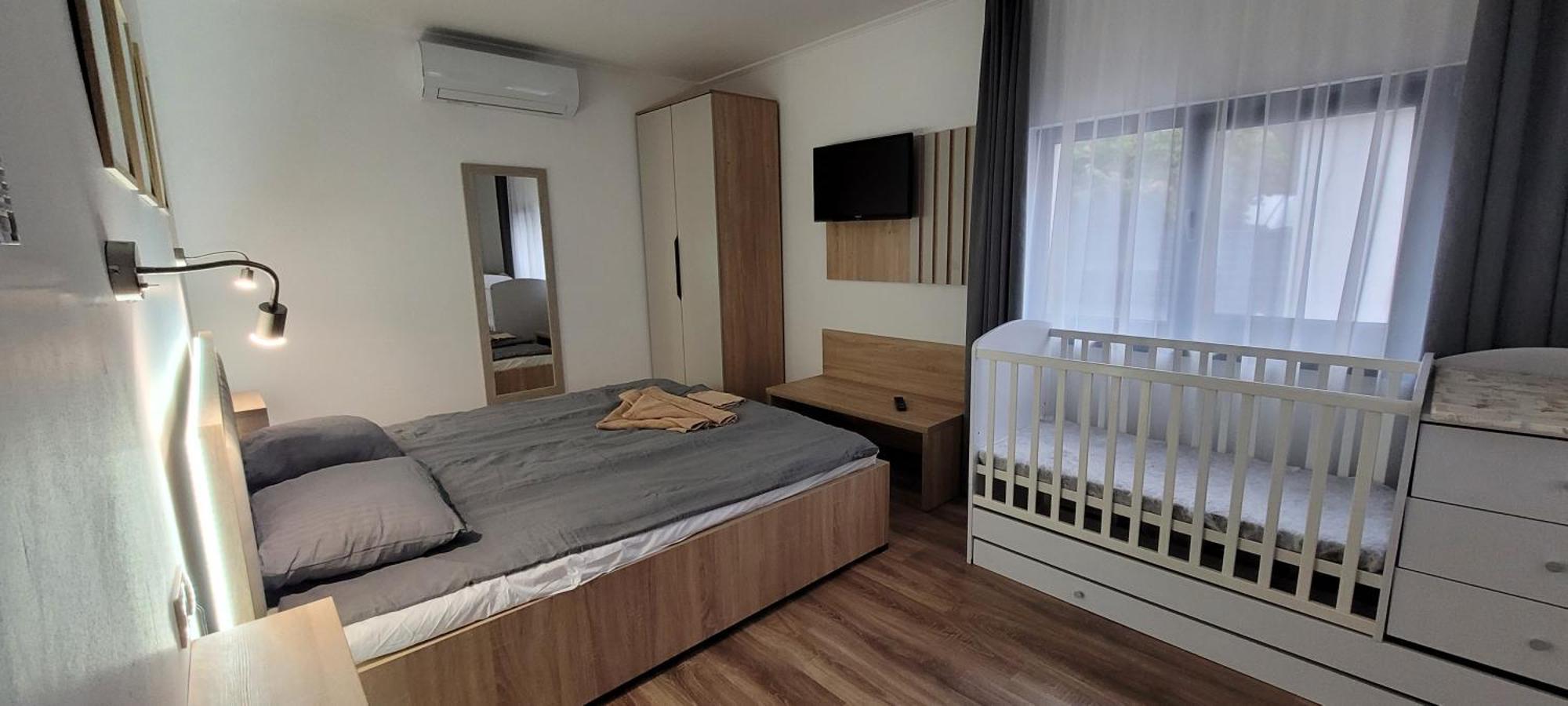 Csaladi Kikoeto Apartman Gyula Buitenkant foto