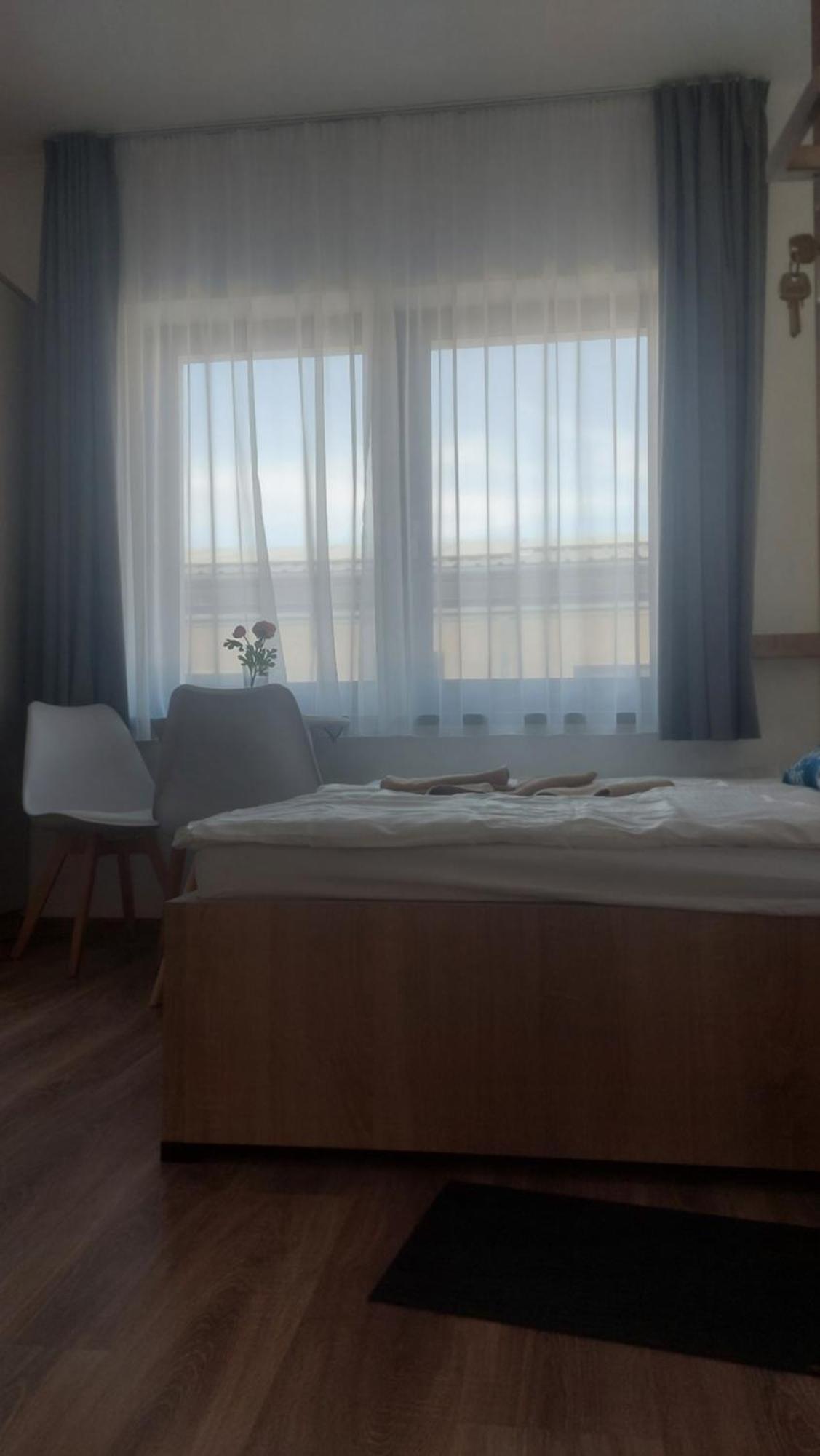 Csaladi Kikoeto Apartman Gyula Buitenkant foto