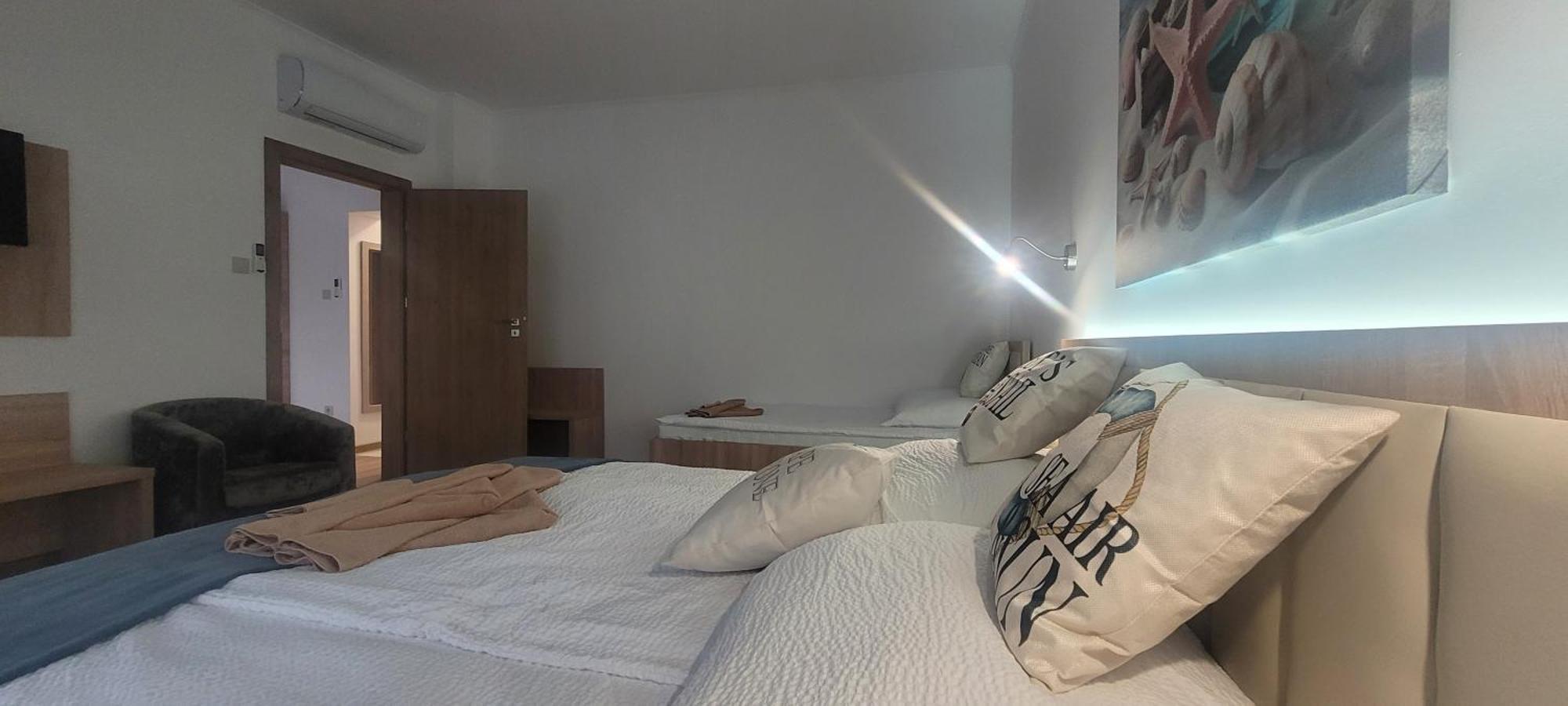 Csaladi Kikoeto Apartman Gyula Buitenkant foto