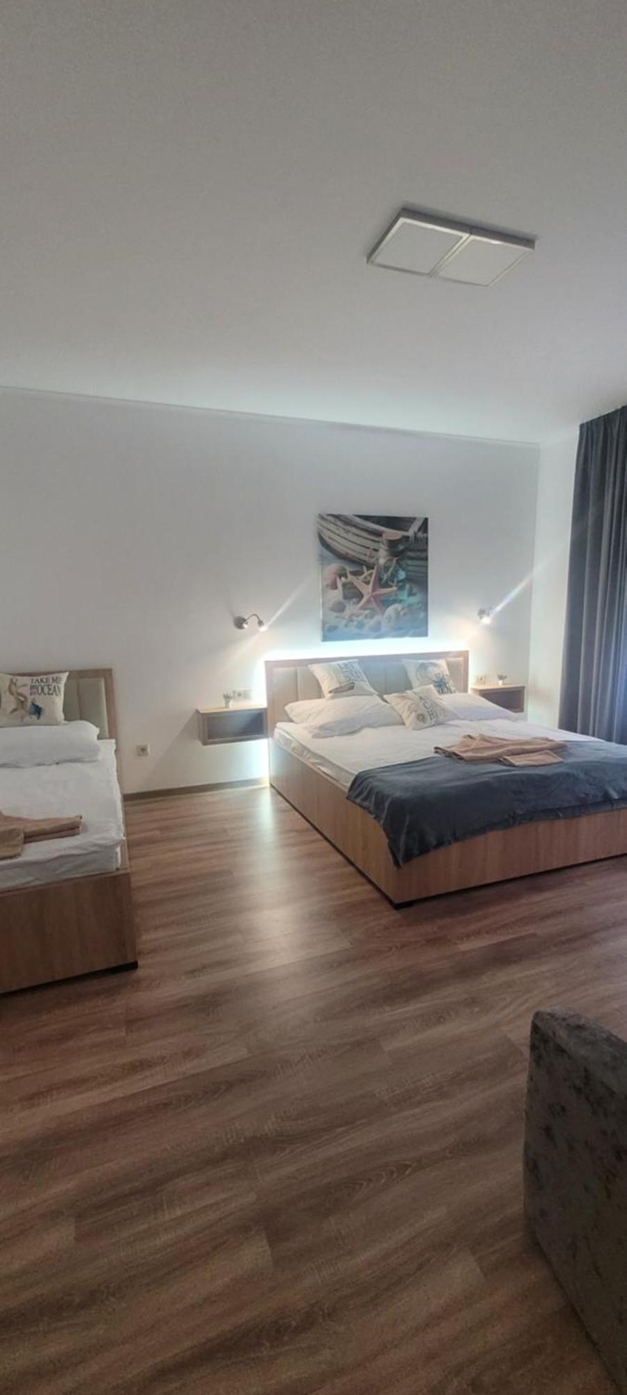 Csaladi Kikoeto Apartman Gyula Buitenkant foto