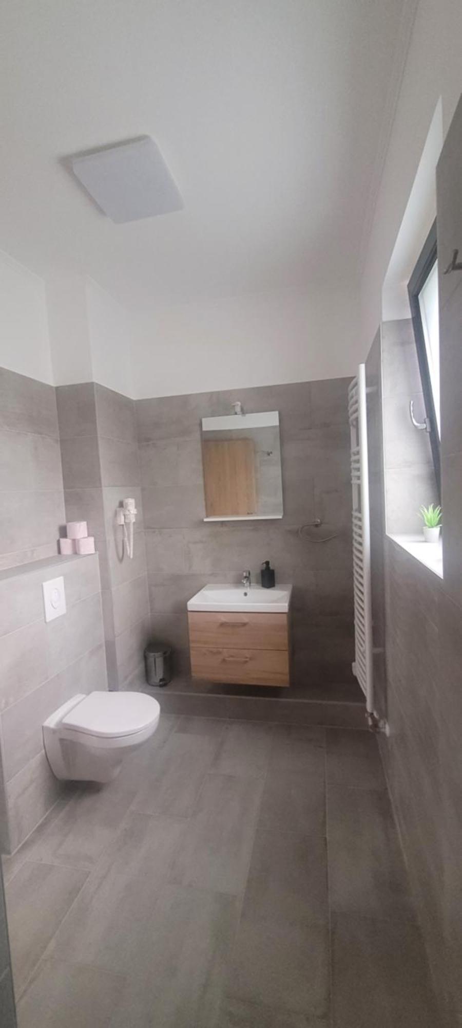 Csaladi Kikoeto Apartman Gyula Buitenkant foto
