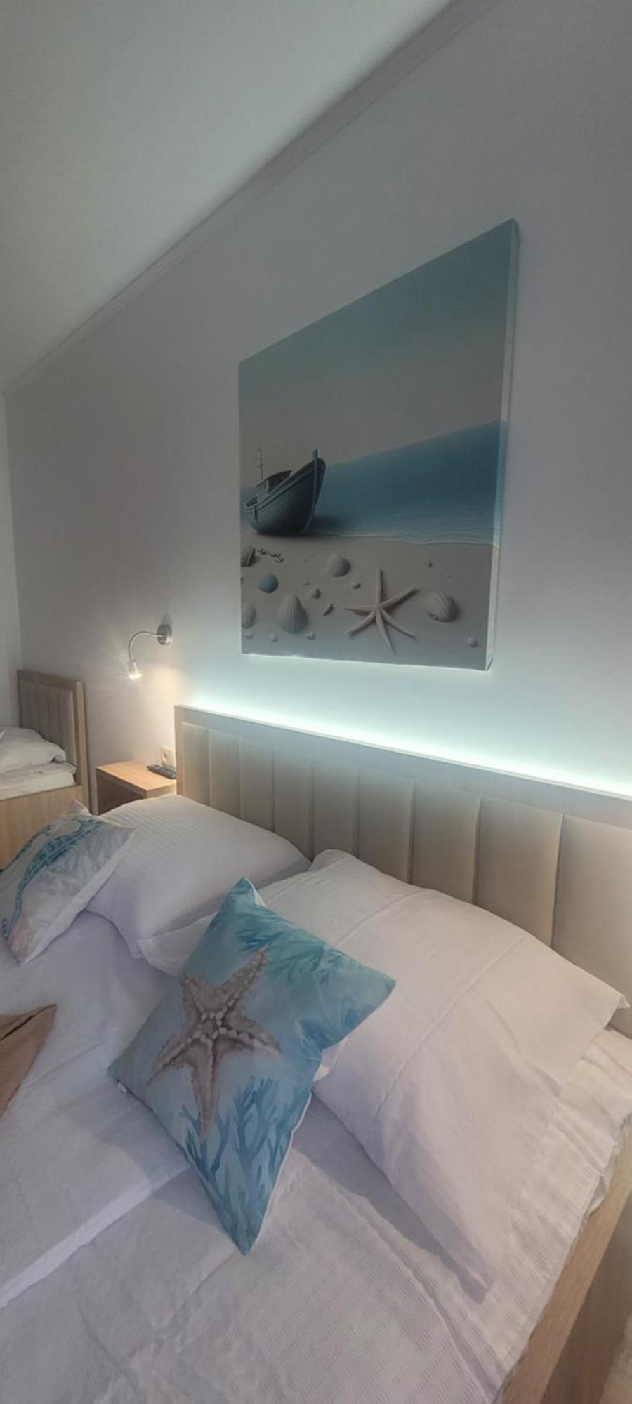 Csaladi Kikoeto Apartman Gyula Buitenkant foto