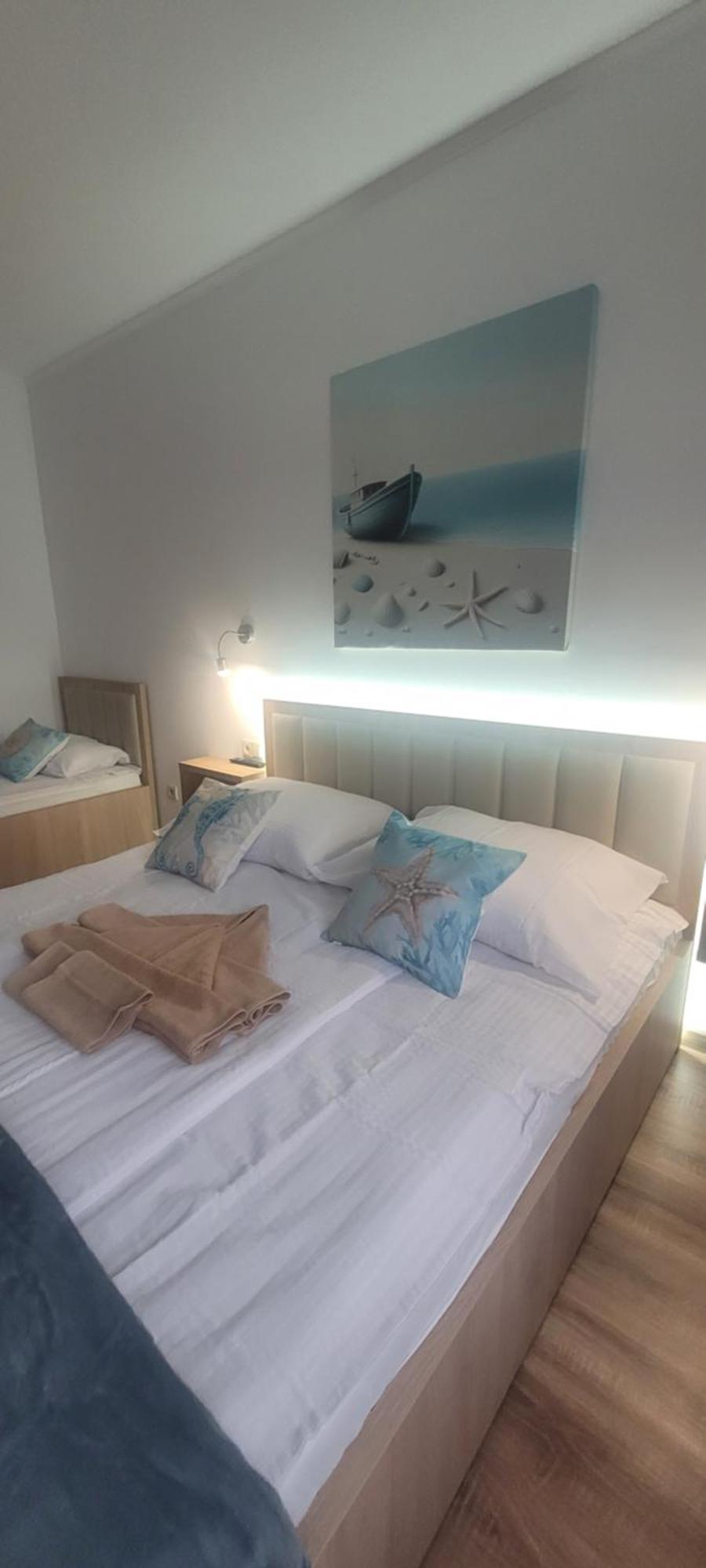 Csaladi Kikoeto Apartman Gyula Buitenkant foto