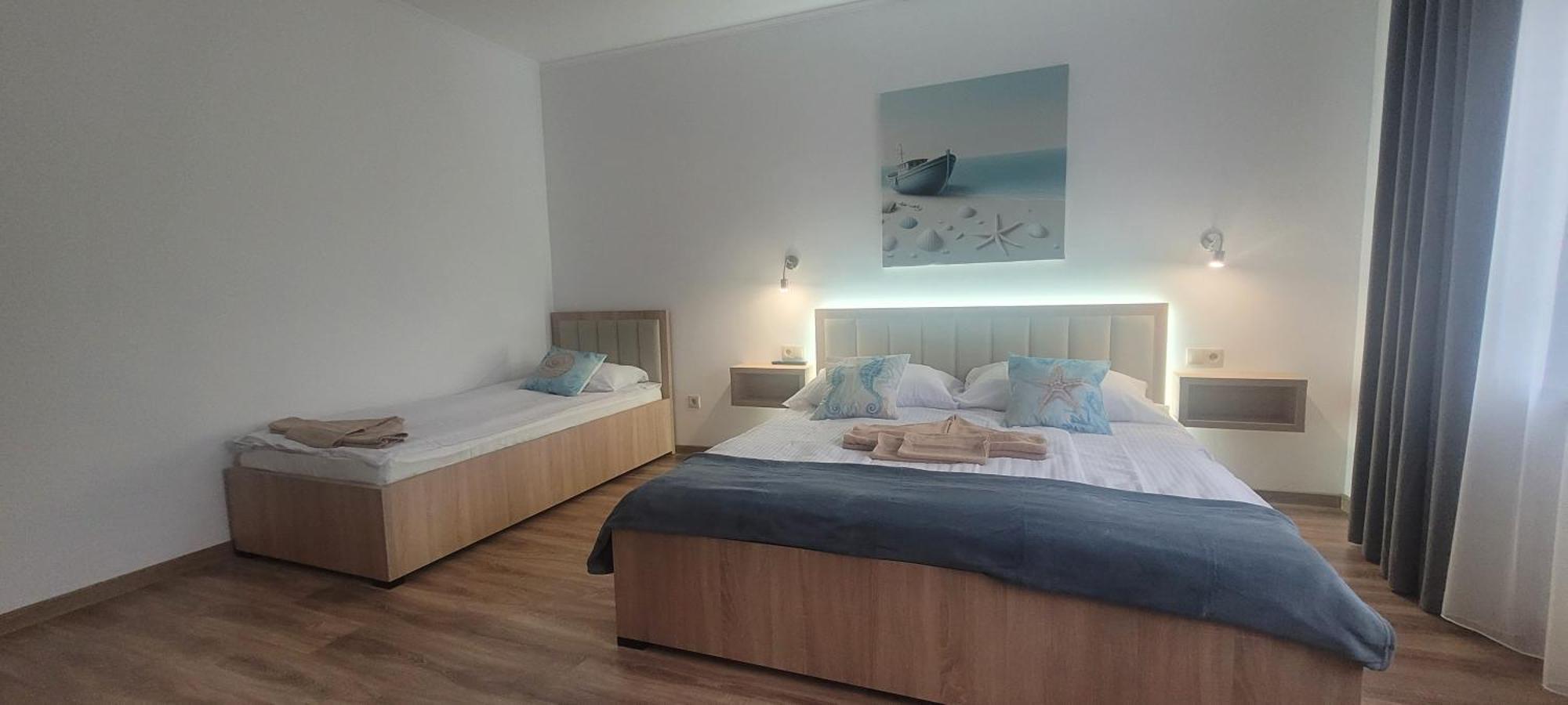 Csaladi Kikoeto Apartman Gyula Buitenkant foto