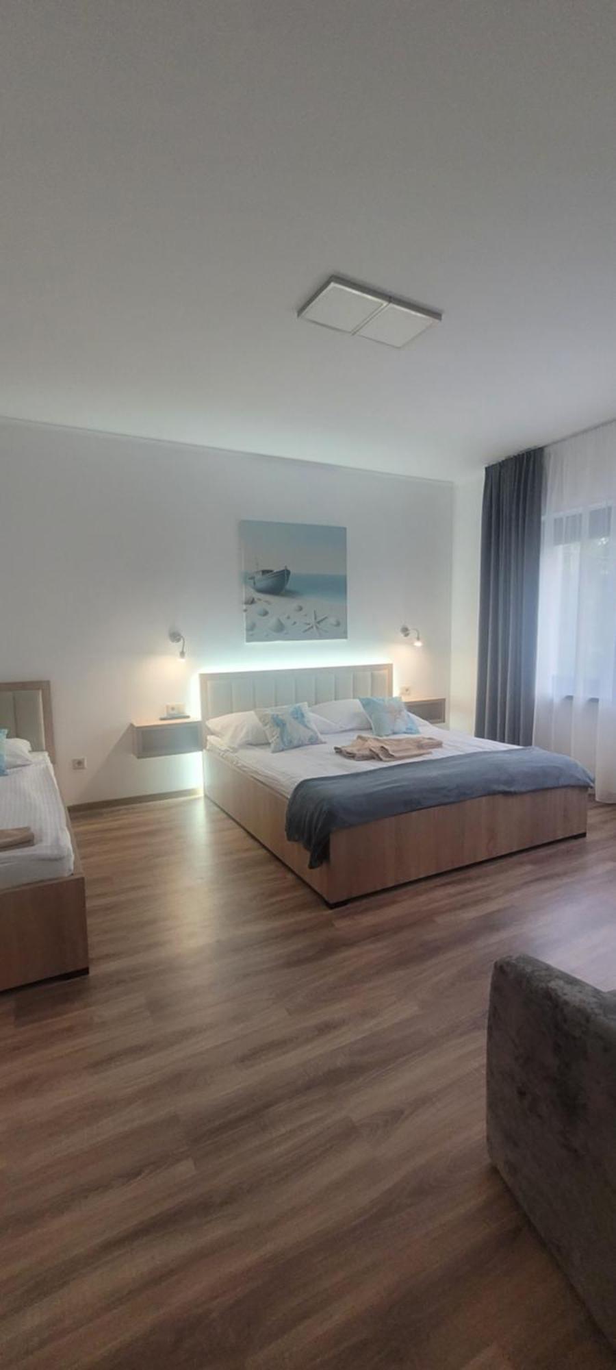 Csaladi Kikoeto Apartman Gyula Buitenkant foto