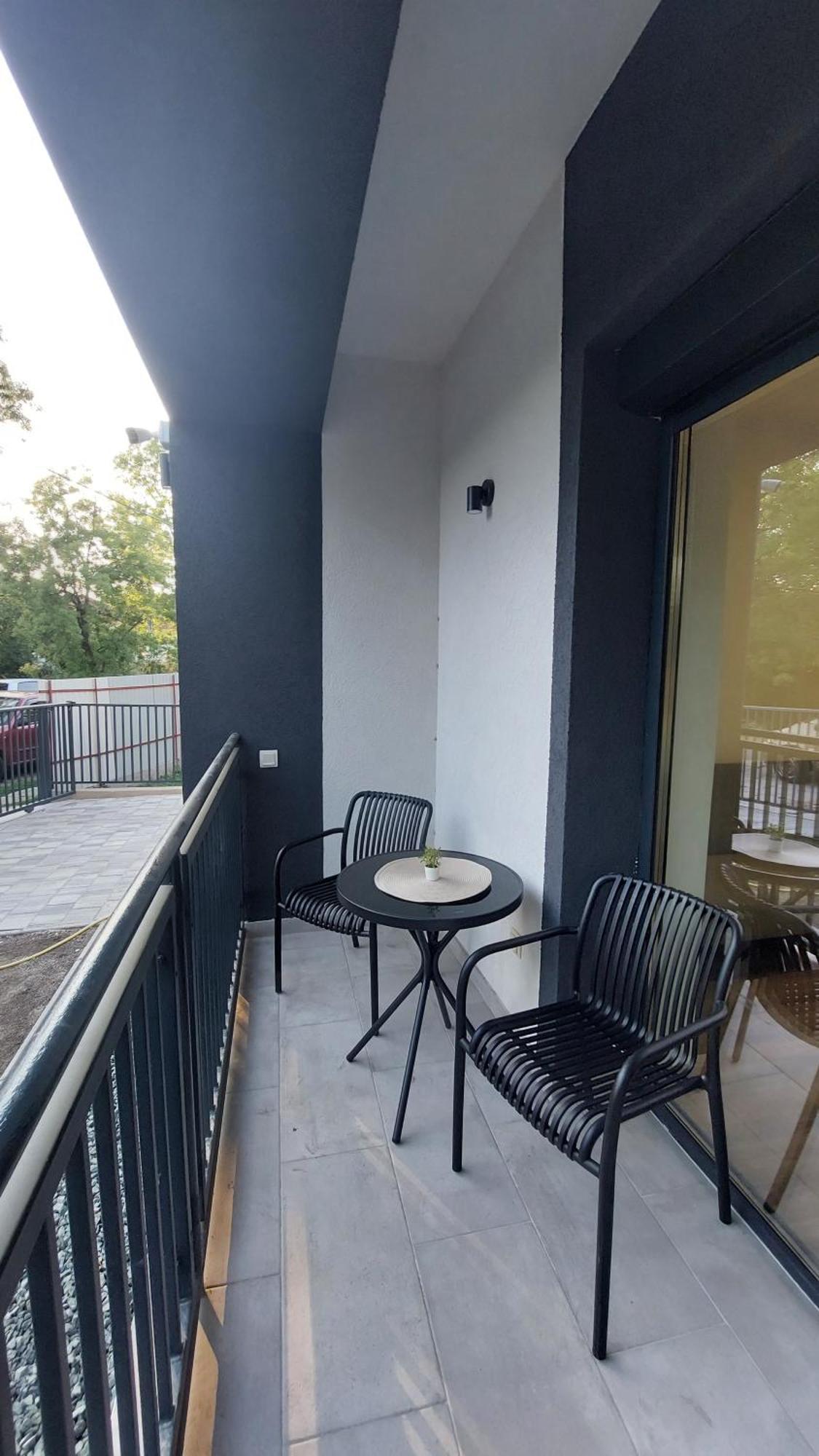 Csaladi Kikoeto Apartman Gyula Buitenkant foto