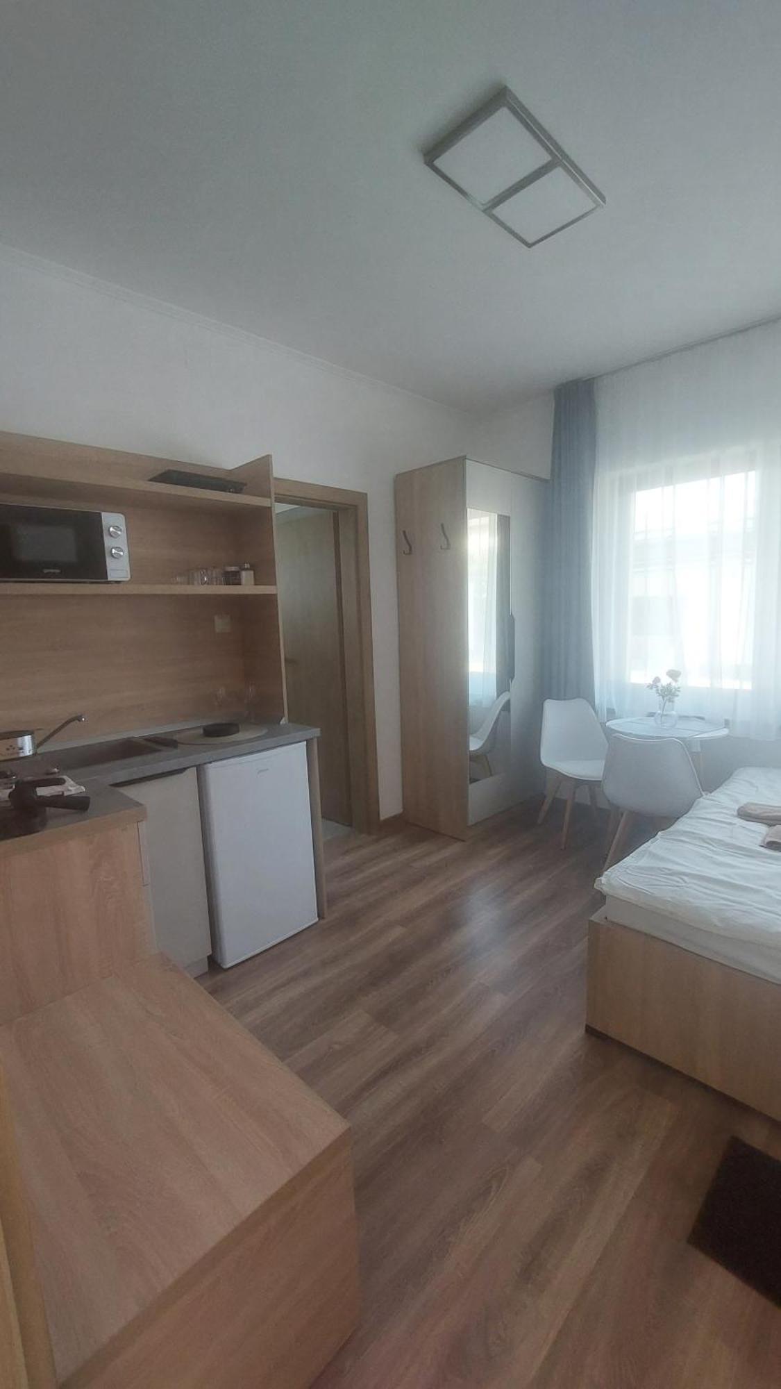 Csaladi Kikoeto Apartman Gyula Buitenkant foto
