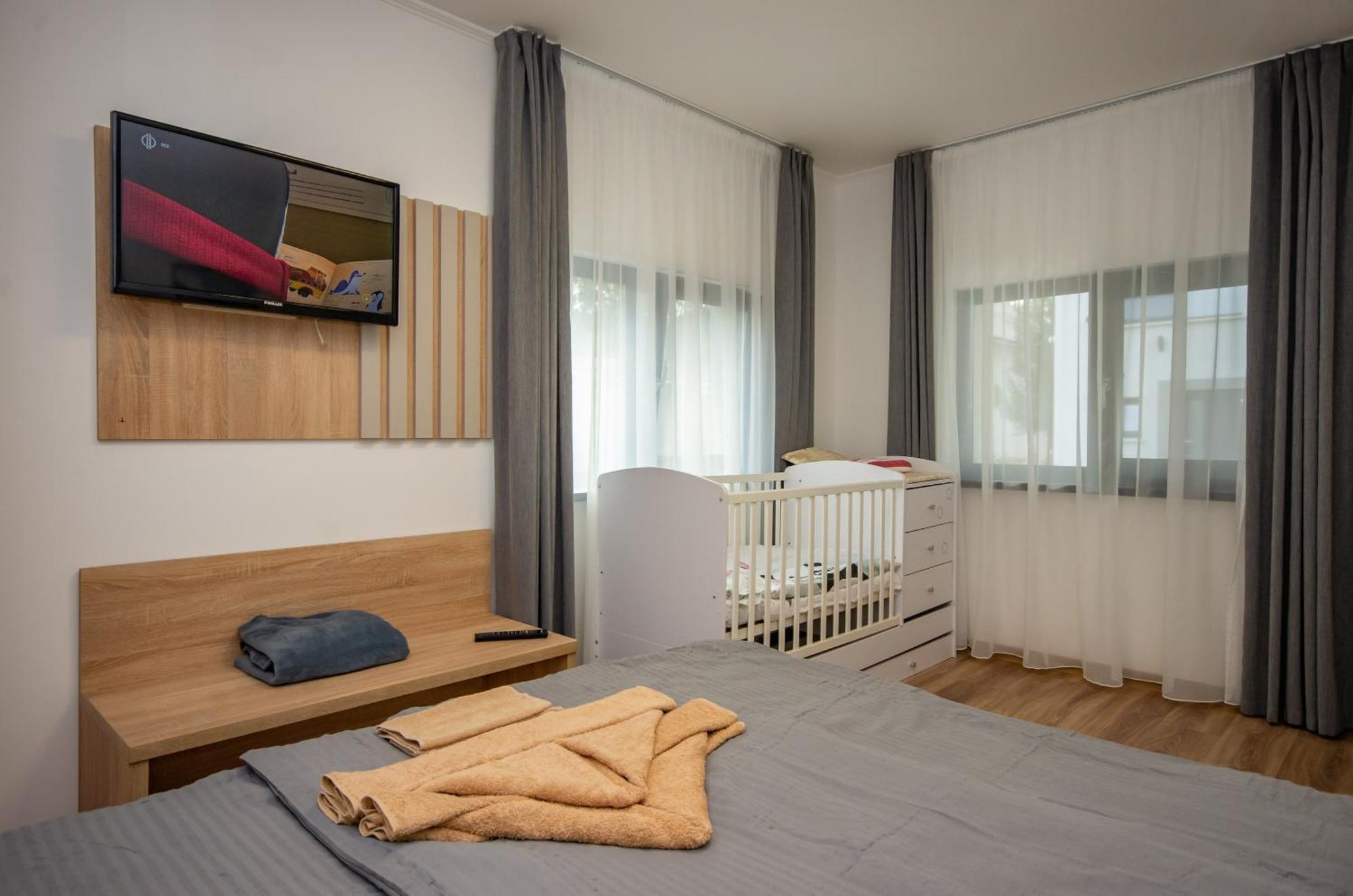 Csaladi Kikoeto Apartman Gyula Buitenkant foto