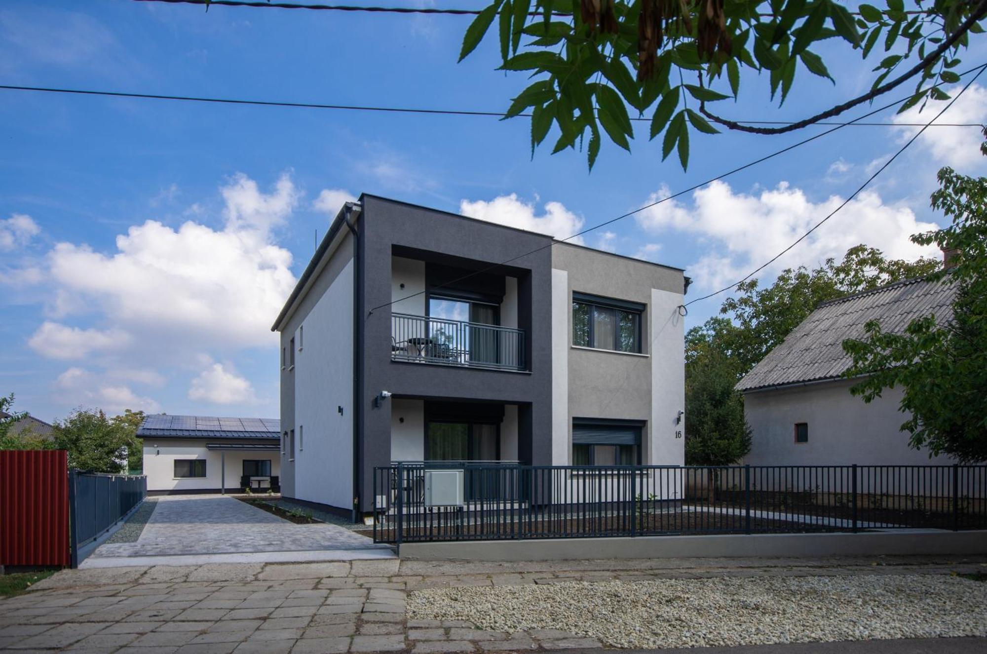 Csaladi Kikoeto Apartman Gyula Buitenkant foto