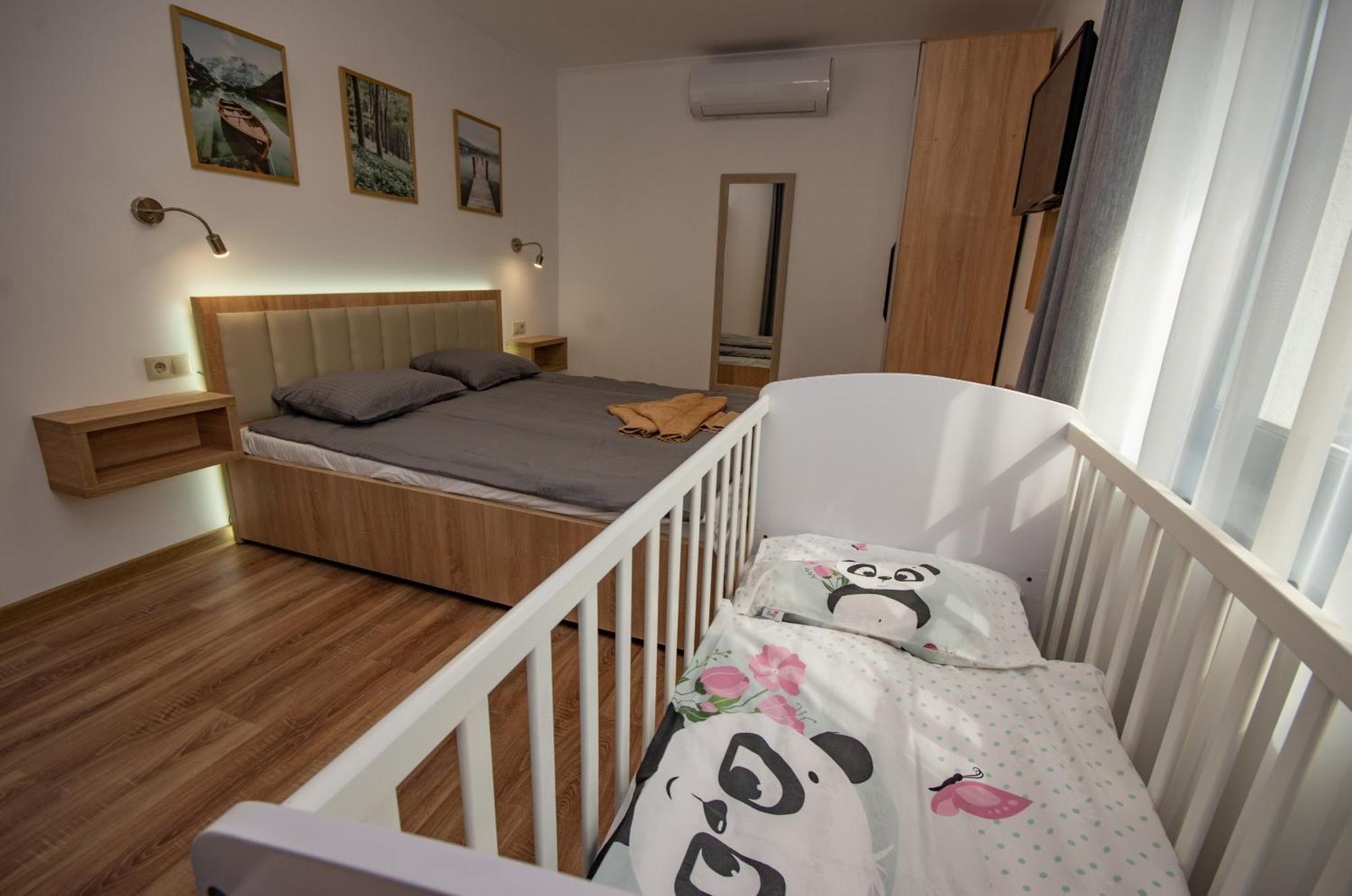 Csaladi Kikoeto Apartman Gyula Buitenkant foto