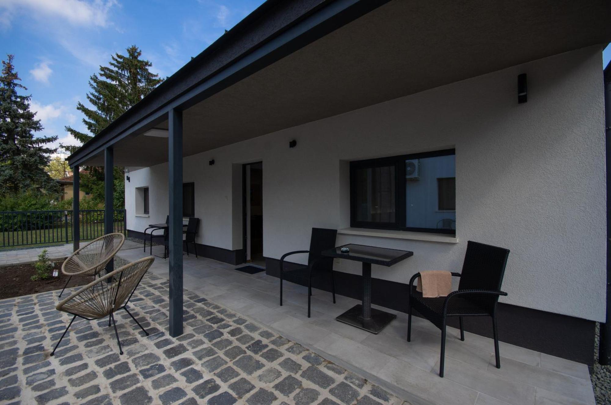 Csaladi Kikoeto Apartman Gyula Buitenkant foto