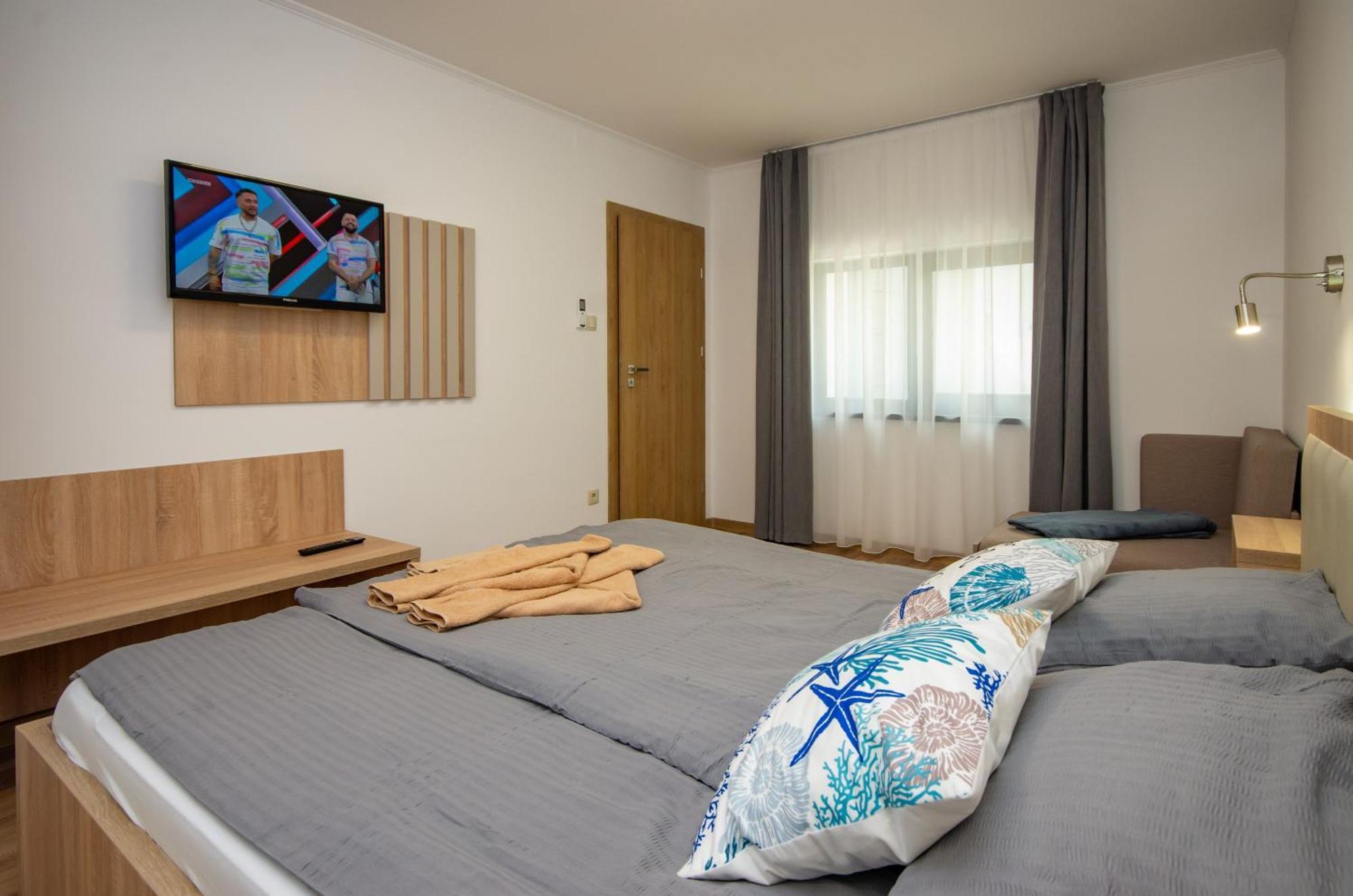 Csaladi Kikoeto Apartman Gyula Buitenkant foto