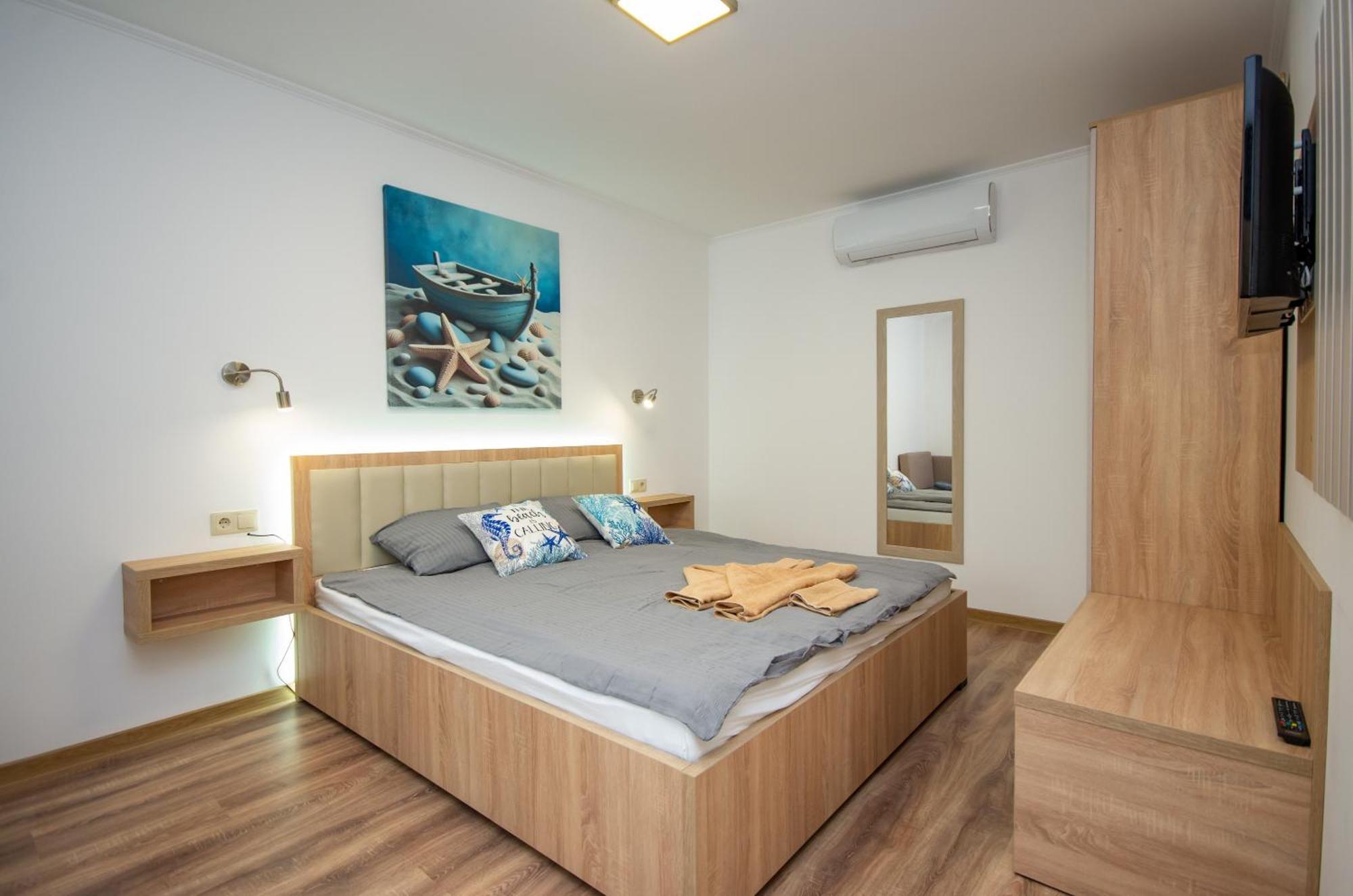 Csaladi Kikoeto Apartman Gyula Buitenkant foto