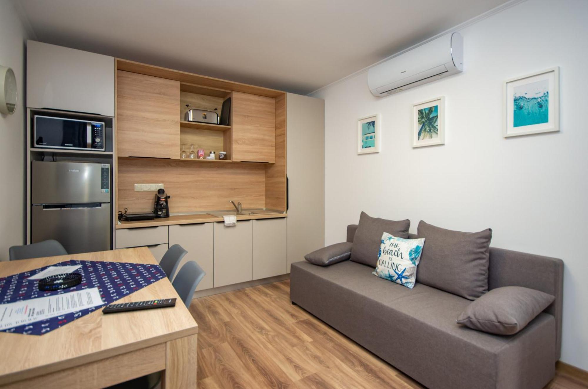 Csaladi Kikoeto Apartman Gyula Buitenkant foto