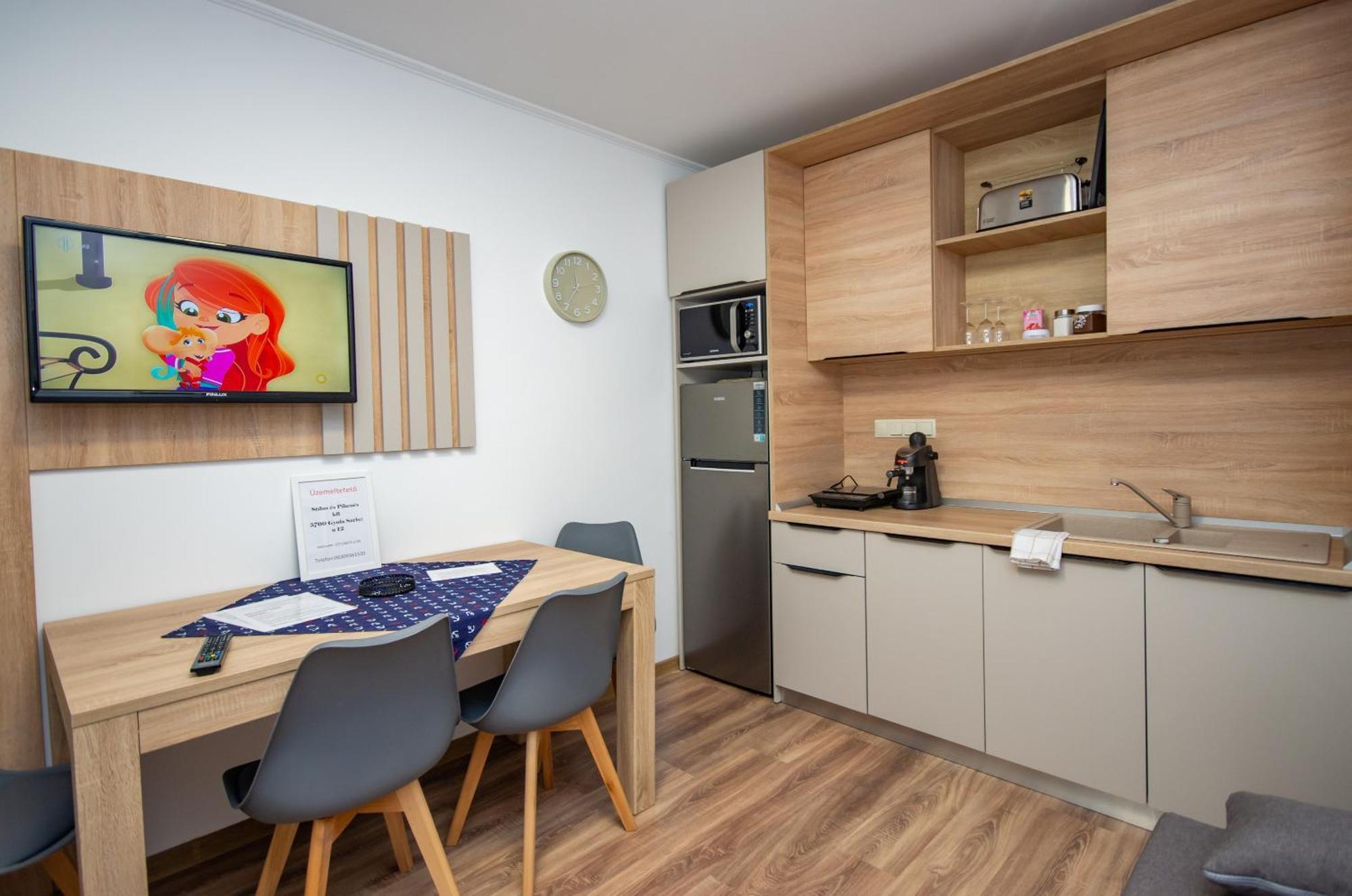 Csaladi Kikoeto Apartman Gyula Buitenkant foto