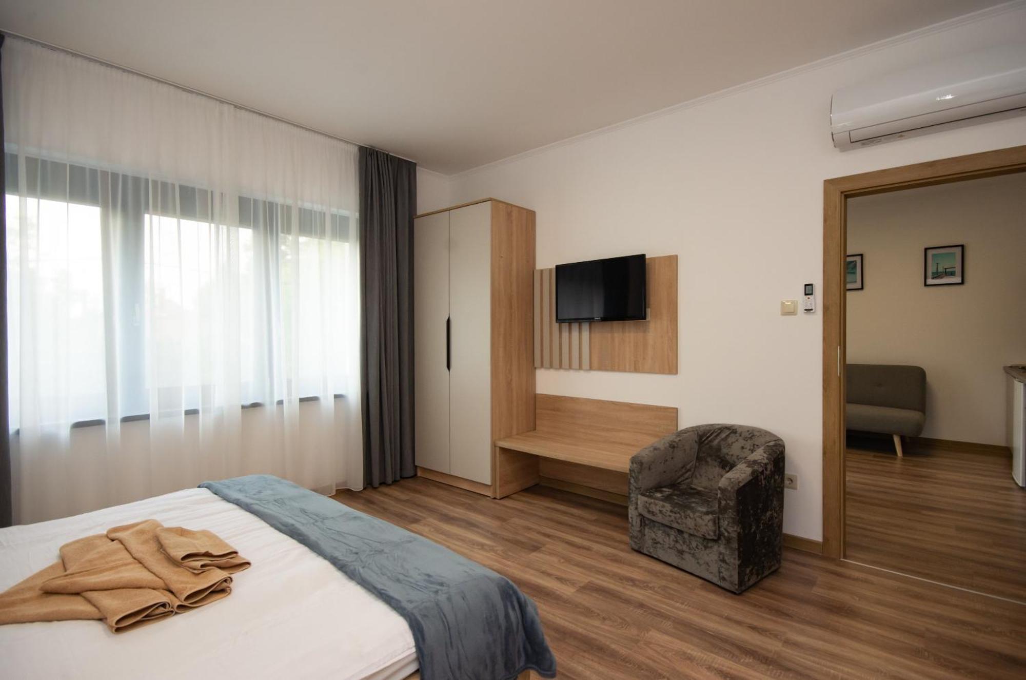 Csaladi Kikoeto Apartman Gyula Buitenkant foto