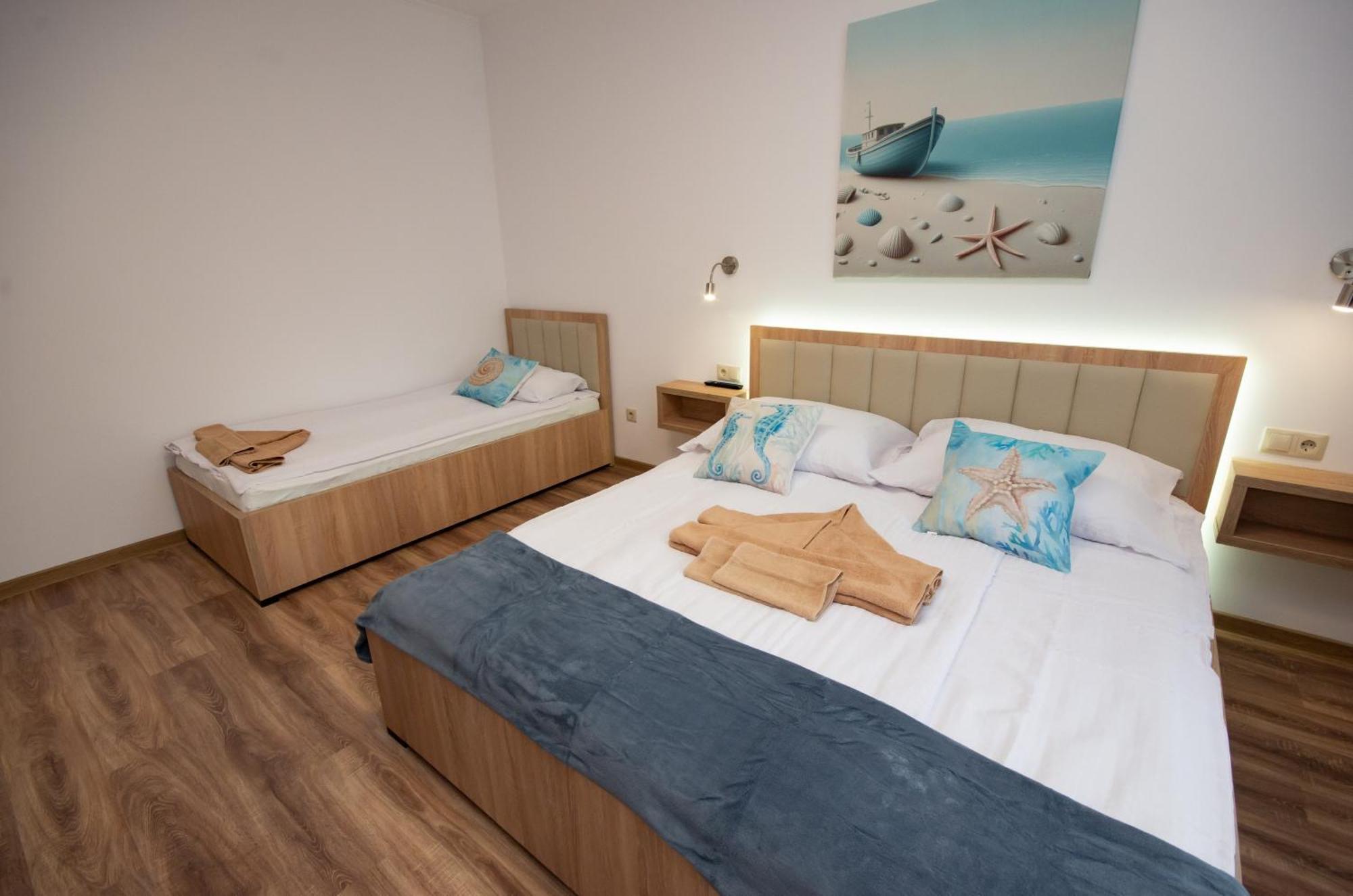 Csaladi Kikoeto Apartman Gyula Buitenkant foto