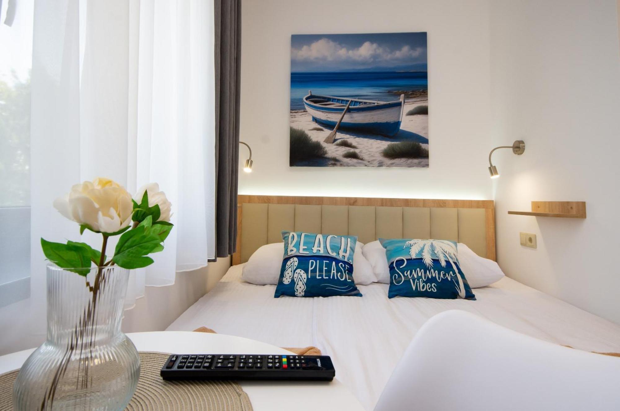 Csaladi Kikoeto Apartman Gyula Buitenkant foto