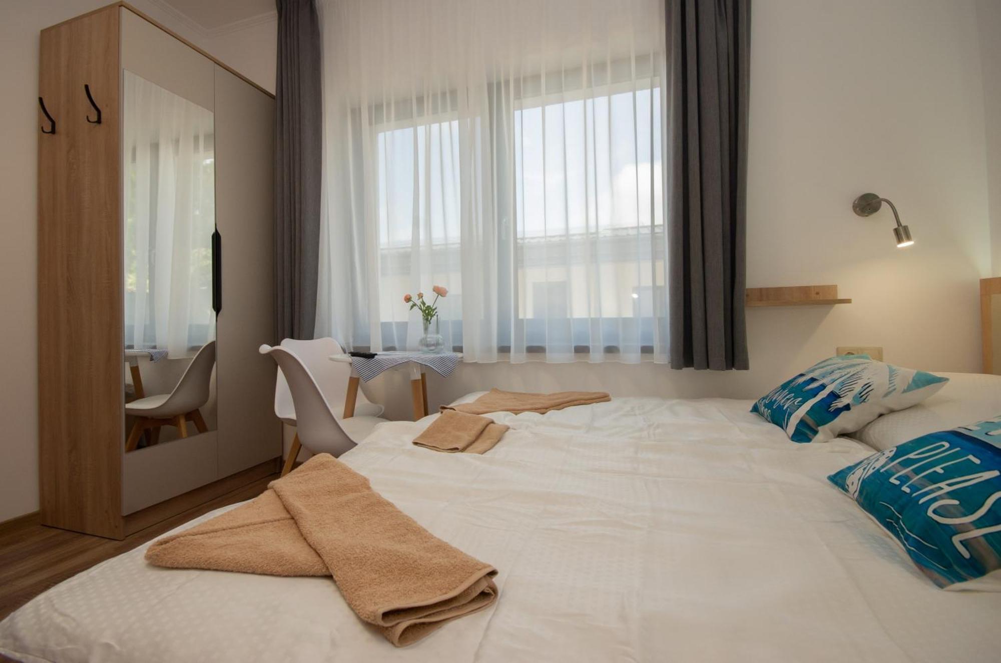 Csaladi Kikoeto Apartman Gyula Buitenkant foto
