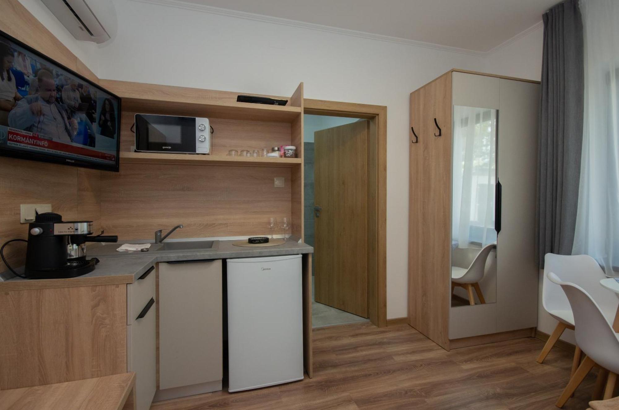Csaladi Kikoeto Apartman Gyula Buitenkant foto