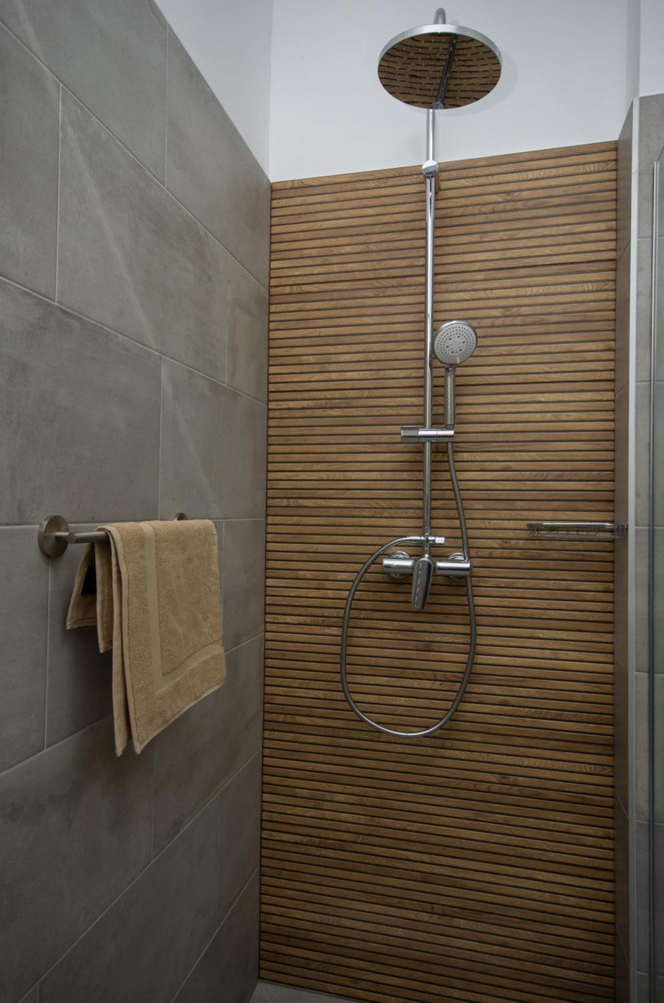 Csaladi Kikoeto Apartman Gyula Buitenkant foto