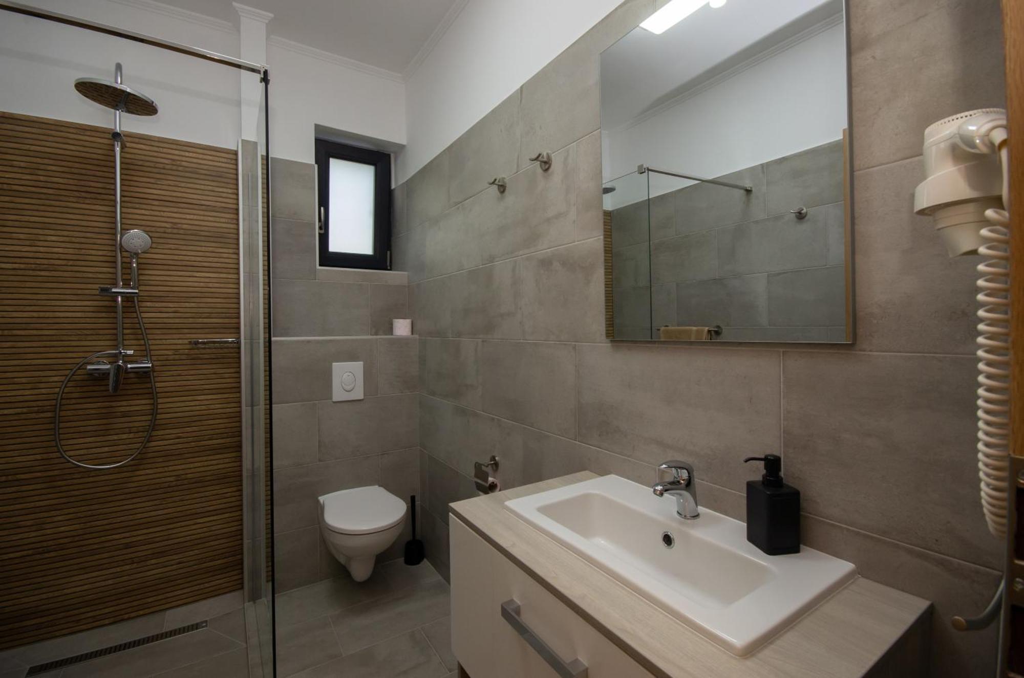 Csaladi Kikoeto Apartman Gyula Buitenkant foto