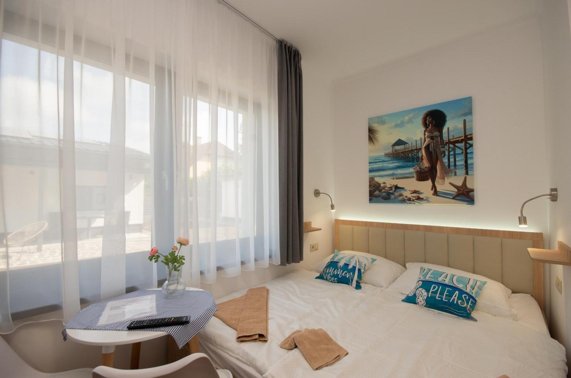Csaladi Kikoeto Apartman Gyula Buitenkant foto