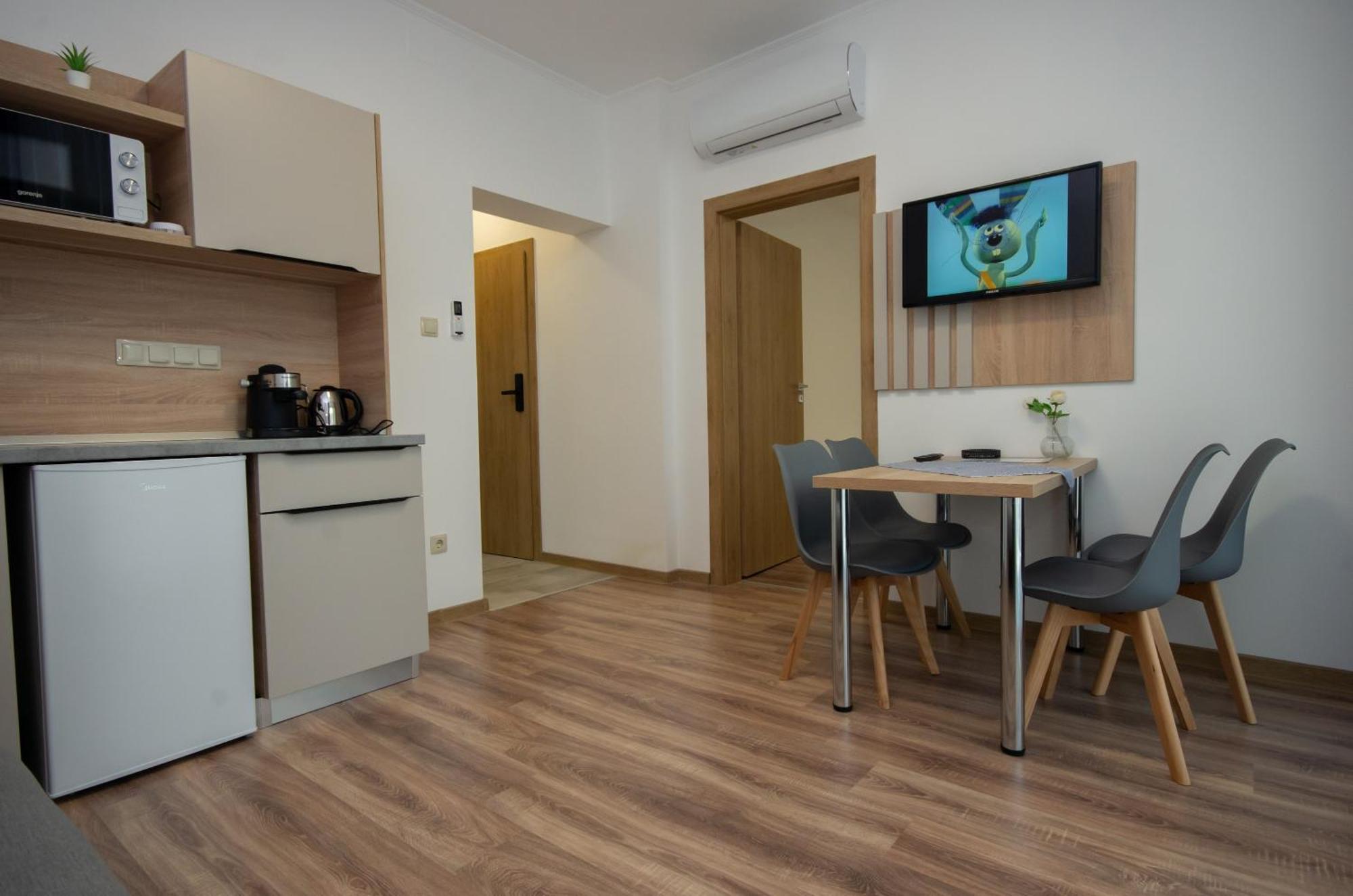 Csaladi Kikoeto Apartman Gyula Buitenkant foto