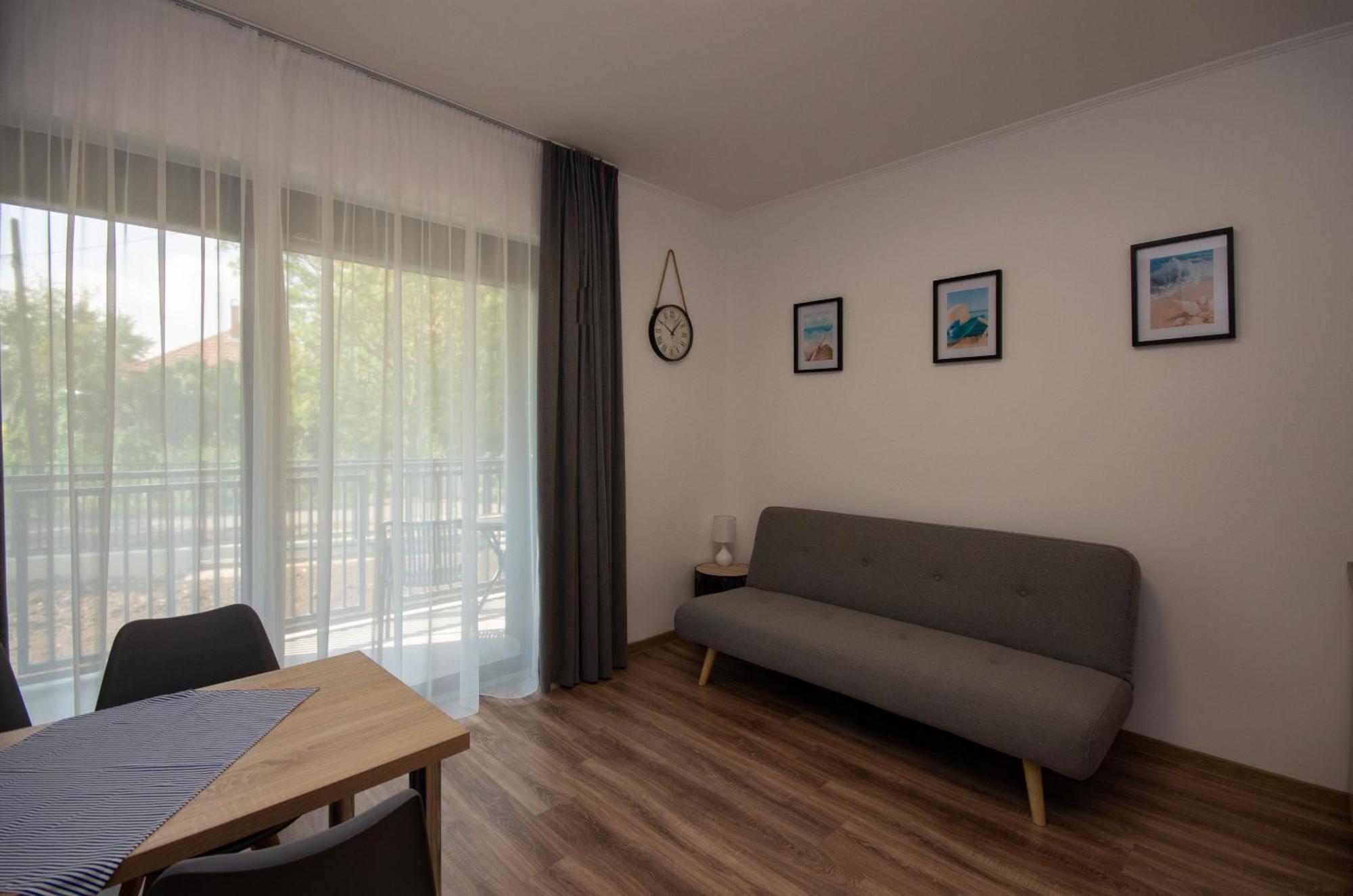 Csaladi Kikoeto Apartman Gyula Buitenkant foto