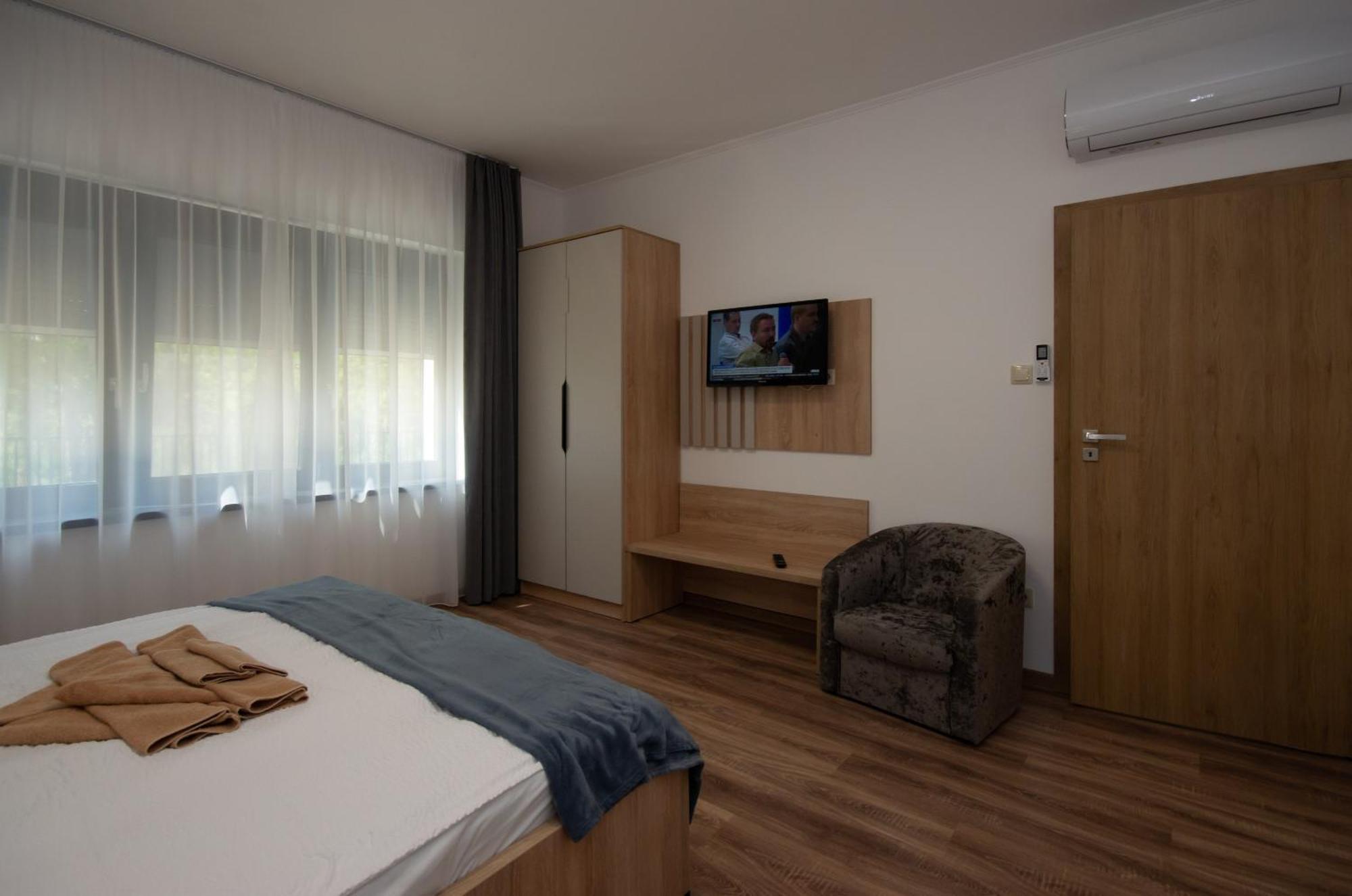 Csaladi Kikoeto Apartman Gyula Buitenkant foto