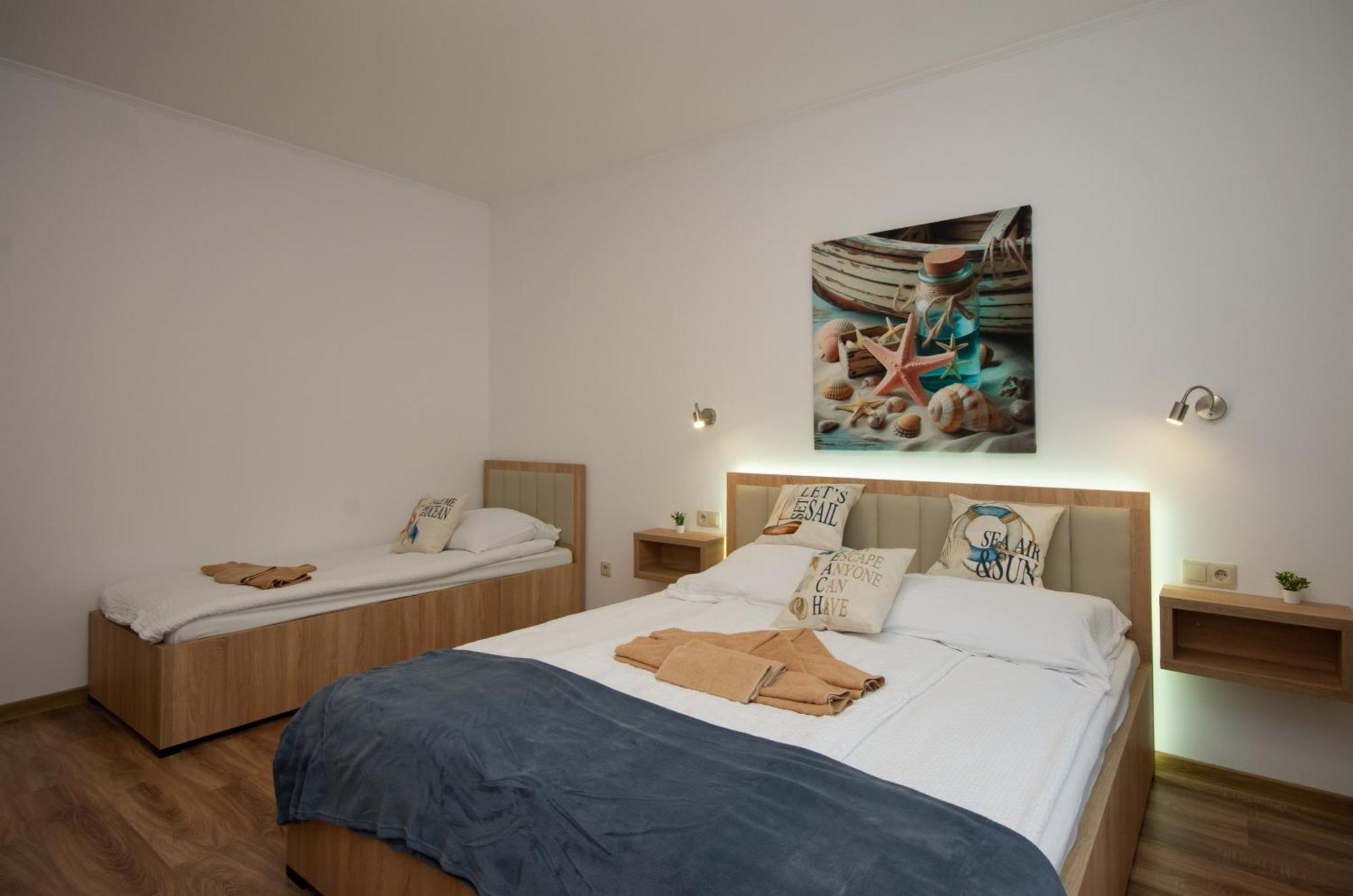 Csaladi Kikoeto Apartman Gyula Buitenkant foto