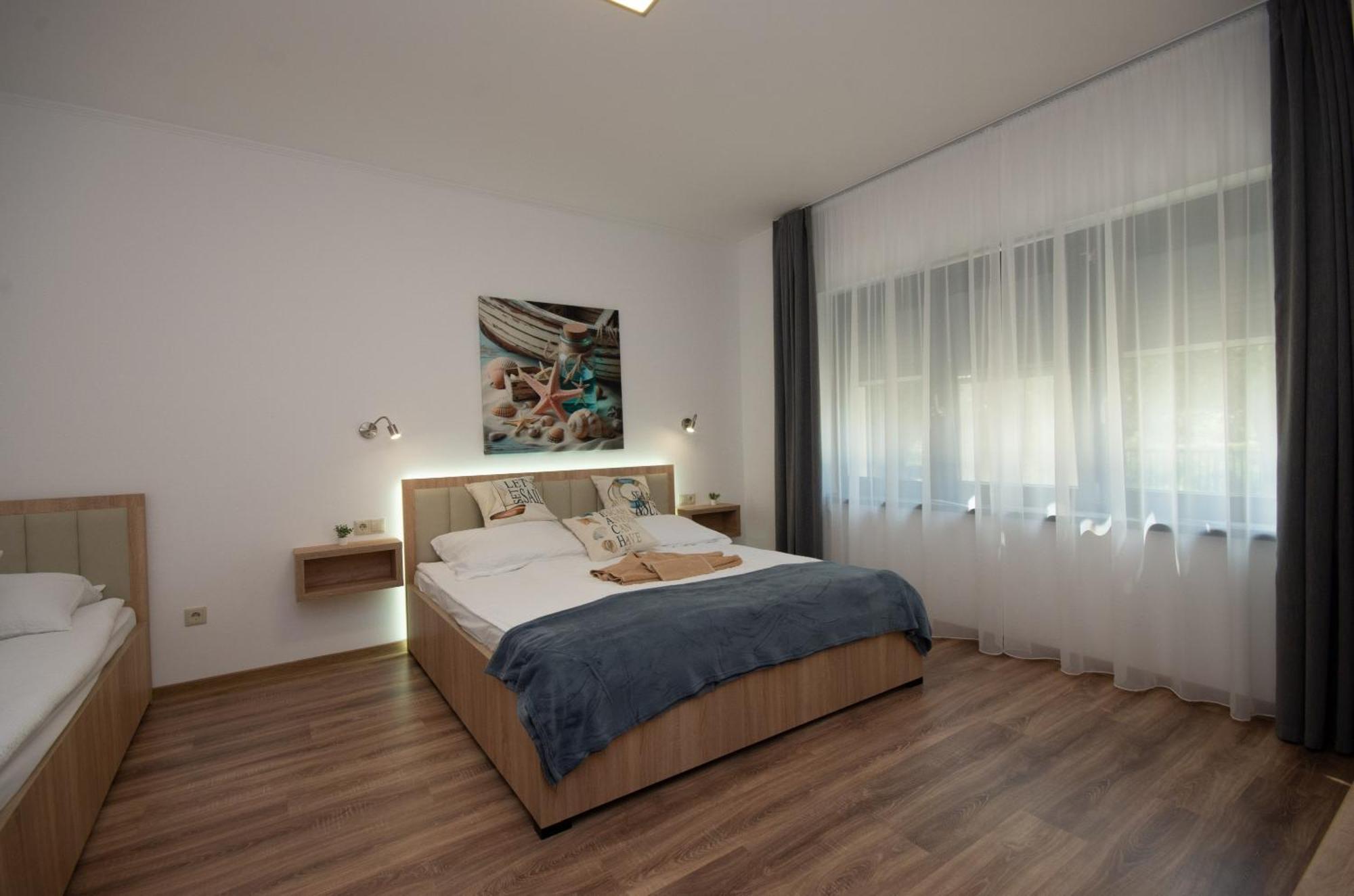 Csaladi Kikoeto Apartman Gyula Buitenkant foto