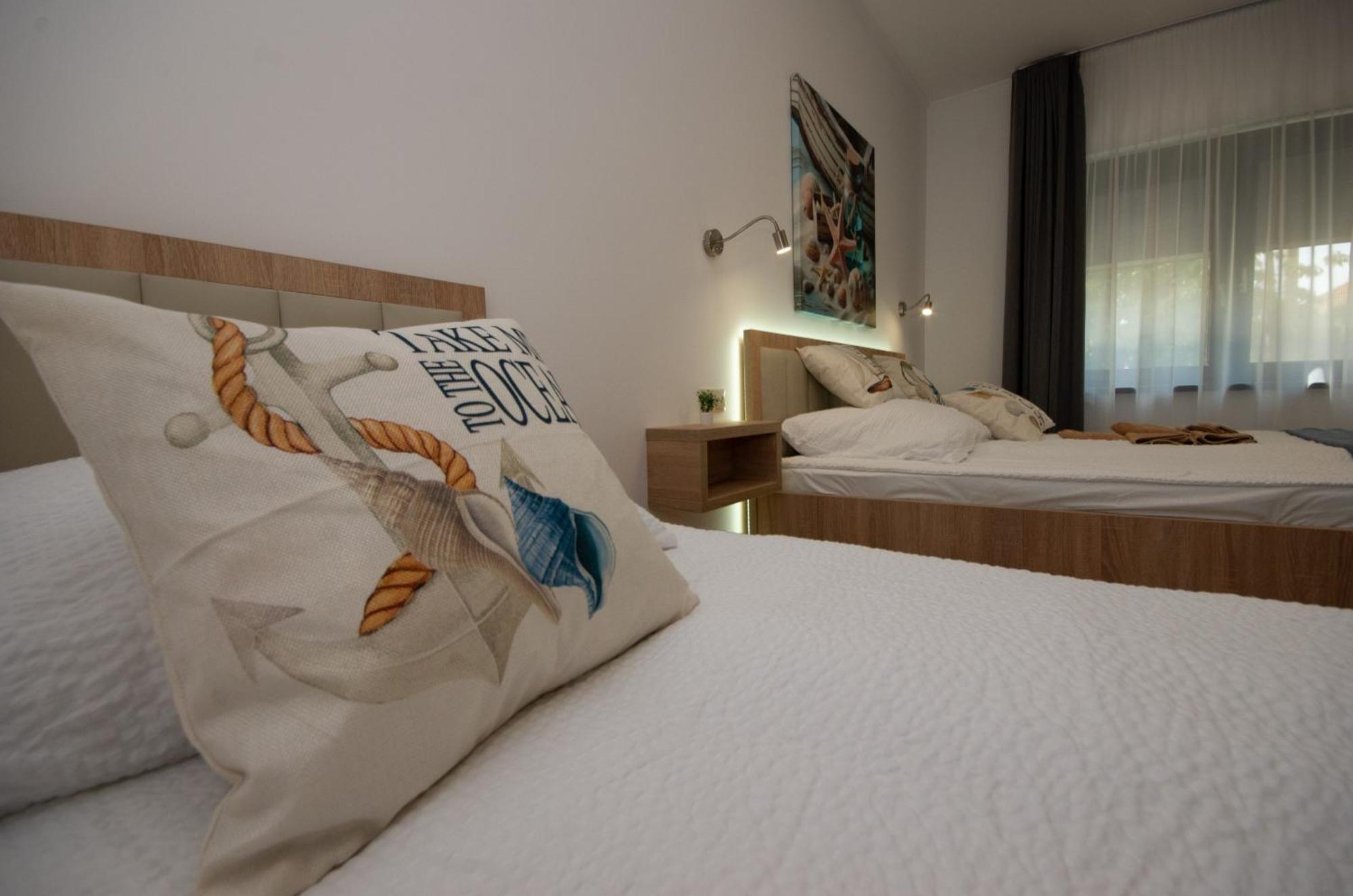 Csaladi Kikoeto Apartman Gyula Buitenkant foto
