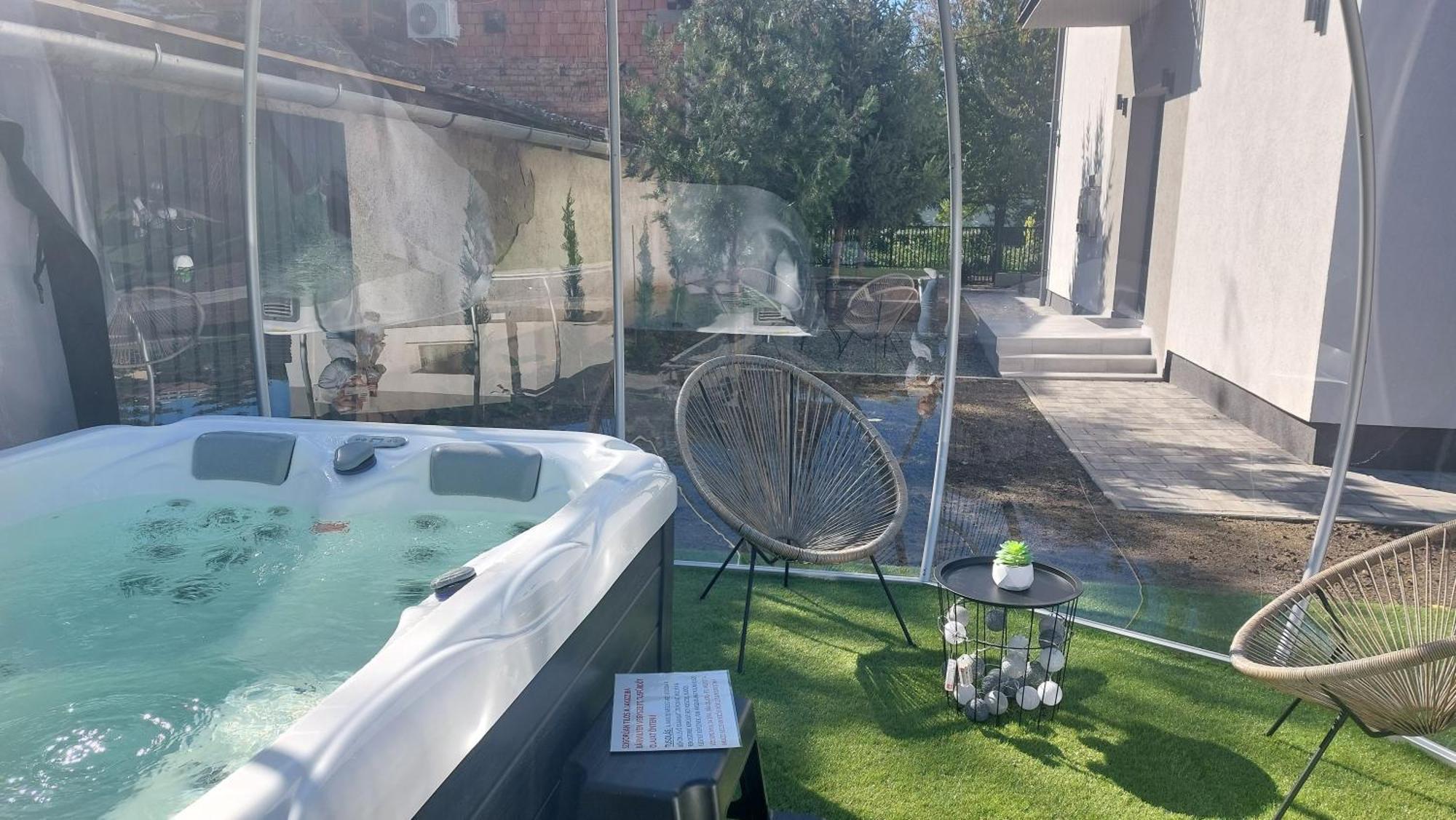 Csaladi Kikoeto Apartman Gyula Buitenkant foto